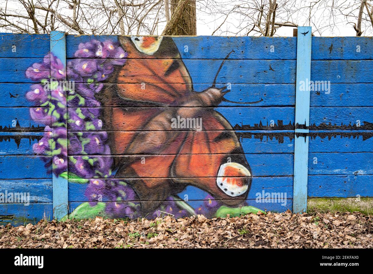 Wandbild eines Peacock Butterfly auf einem Zaun am Trent und Mersey Kanal, Middleport, Stoke-on-Trent, Großbritannien Stockfoto