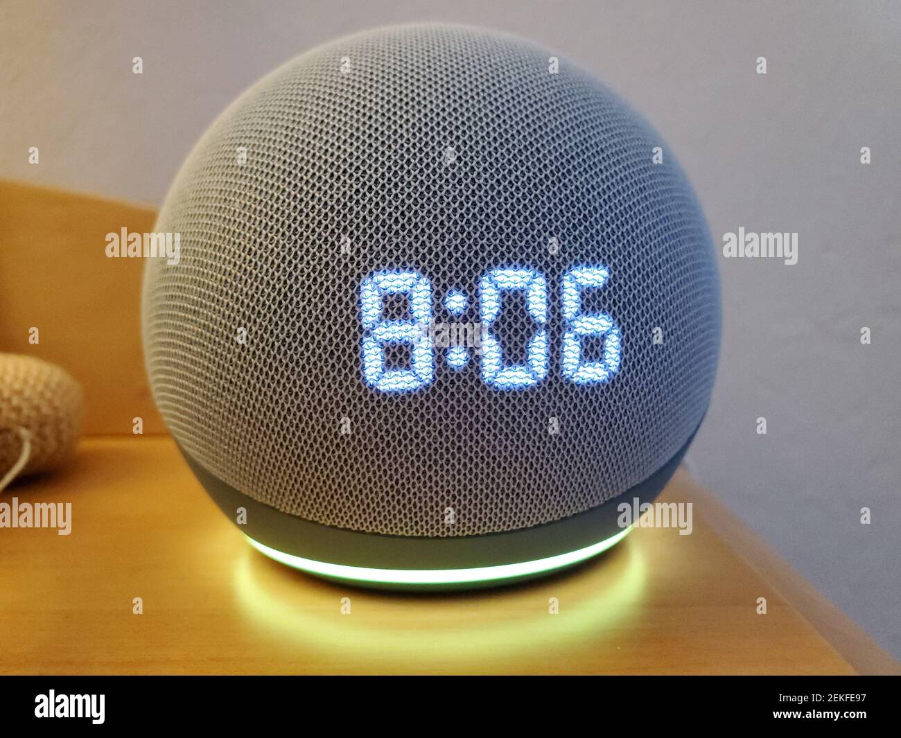 Nahaufnahme des Amazon Echo Dot Smart Speakers mit Uhr und Alexa auf einem Nachttisch in Lafayette, Kalifornien, 22. Januar 2021. (Foto von Smith Collection/Gado/Sipa USA) Stockfoto
