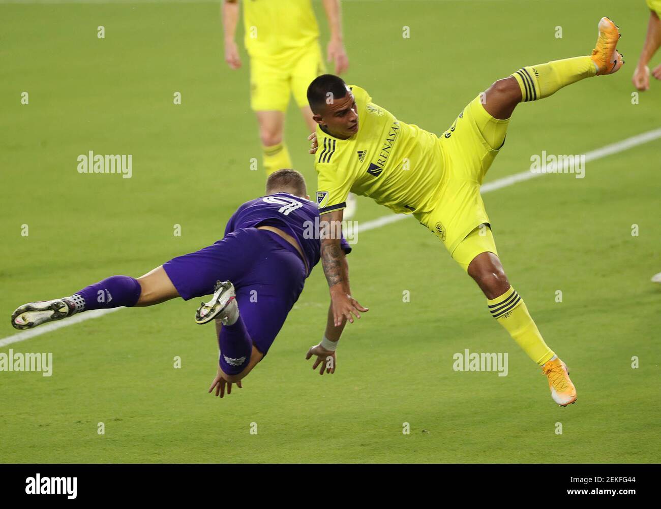 Chris Mueller von Orlando City, links, kollidiert mit Randall Leal von Nashville SC, rechts, im Exploria Stadium in Orlando, Florida, am Mittwoch, den 26. August 2020. (Foto von Stephen M. Dowell/Orlando Sentinel/TNS/Sipa USA) Stockfoto
