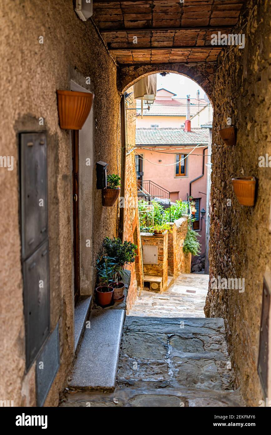 Chiusi, Italien schmale leere kleine Gasse im historischen Dorf in der Toskana Mauern von Häusern und Stein Gewölbe Bogen Stockfoto