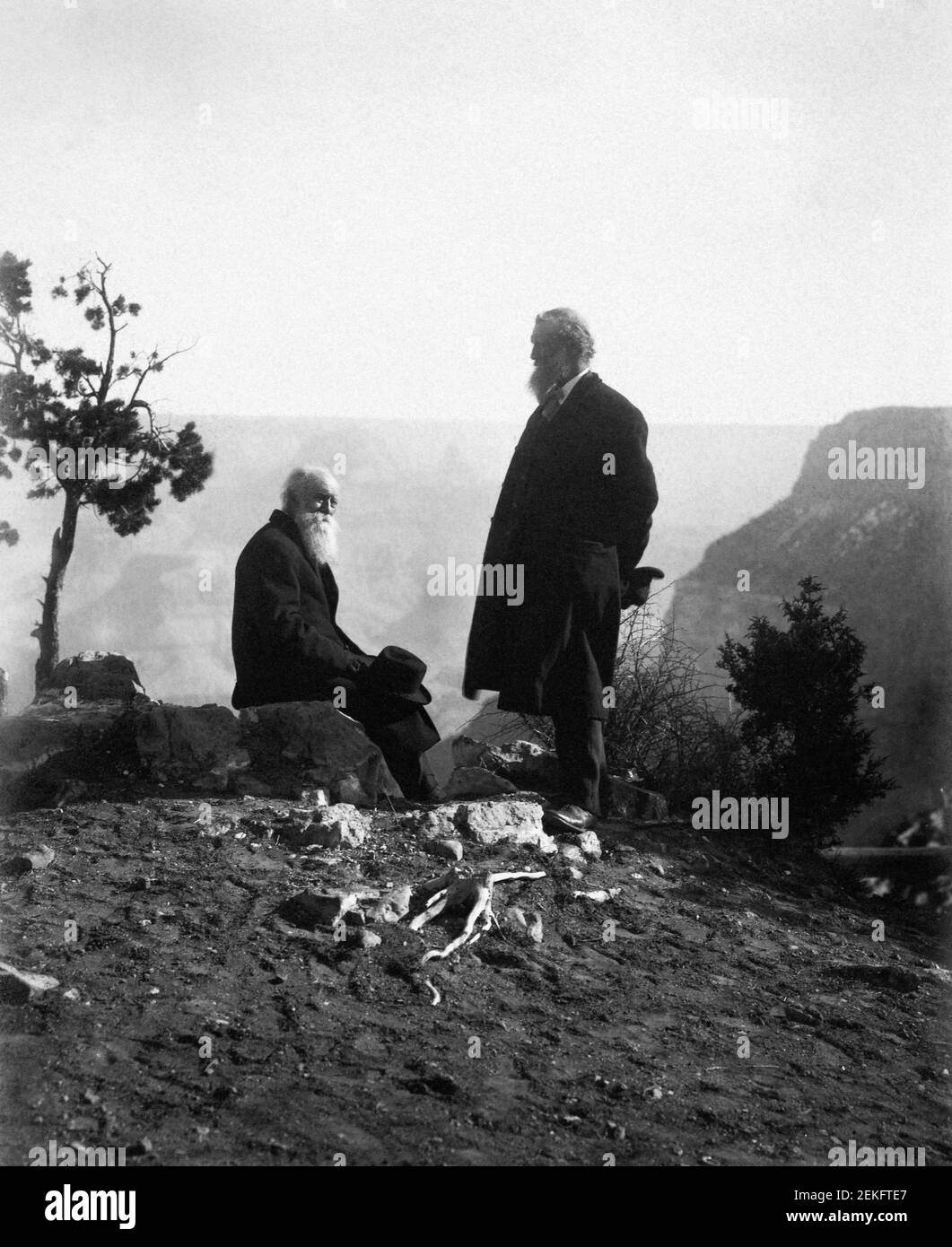 Schottisch-amerikanischer Naturforscher John Muir (1838-1914) und amerikanischer Naturforscher John Burroughs (1837-1921) am Grand Canyon, Arizona, USA 1909. Foto von Carl Everton Moon Stockfoto