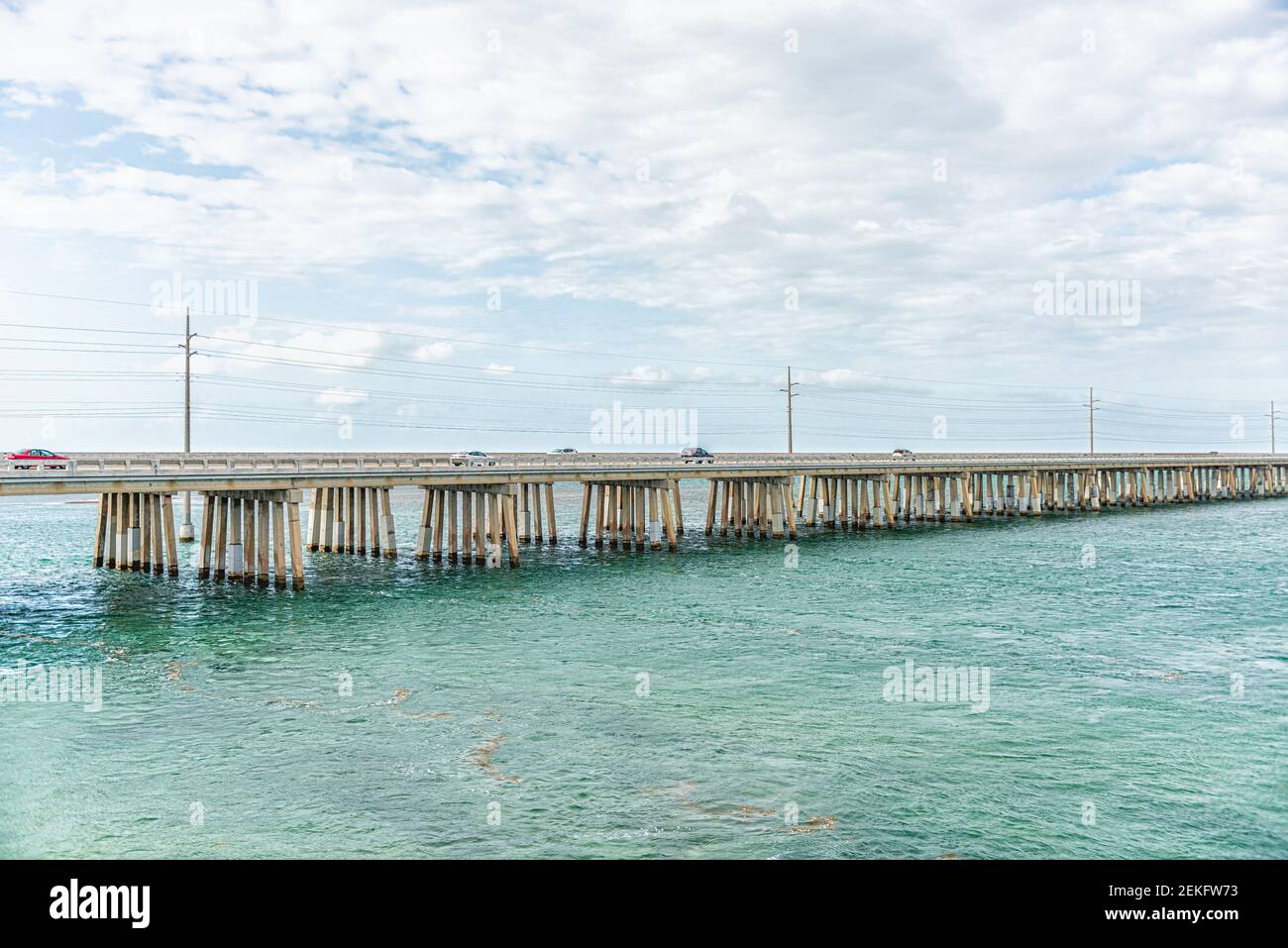 Seven Mile Bridge Landschaft der Florida Keys Wasser des Atlantiks meer mit Autos auf Overseas Highway Road im Sommer Stockfoto