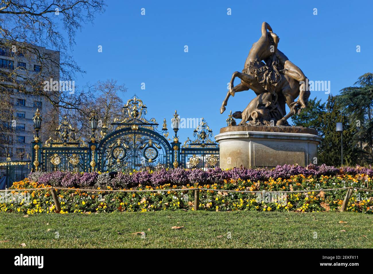 LYON, FRANKREICH, 20. Februar 2021 : Centaur und Tierwelt (1849) von Augustin Courtet ist eine Bronzestatue am Haupteingang des Parc de la Tete d'Or Stockfoto