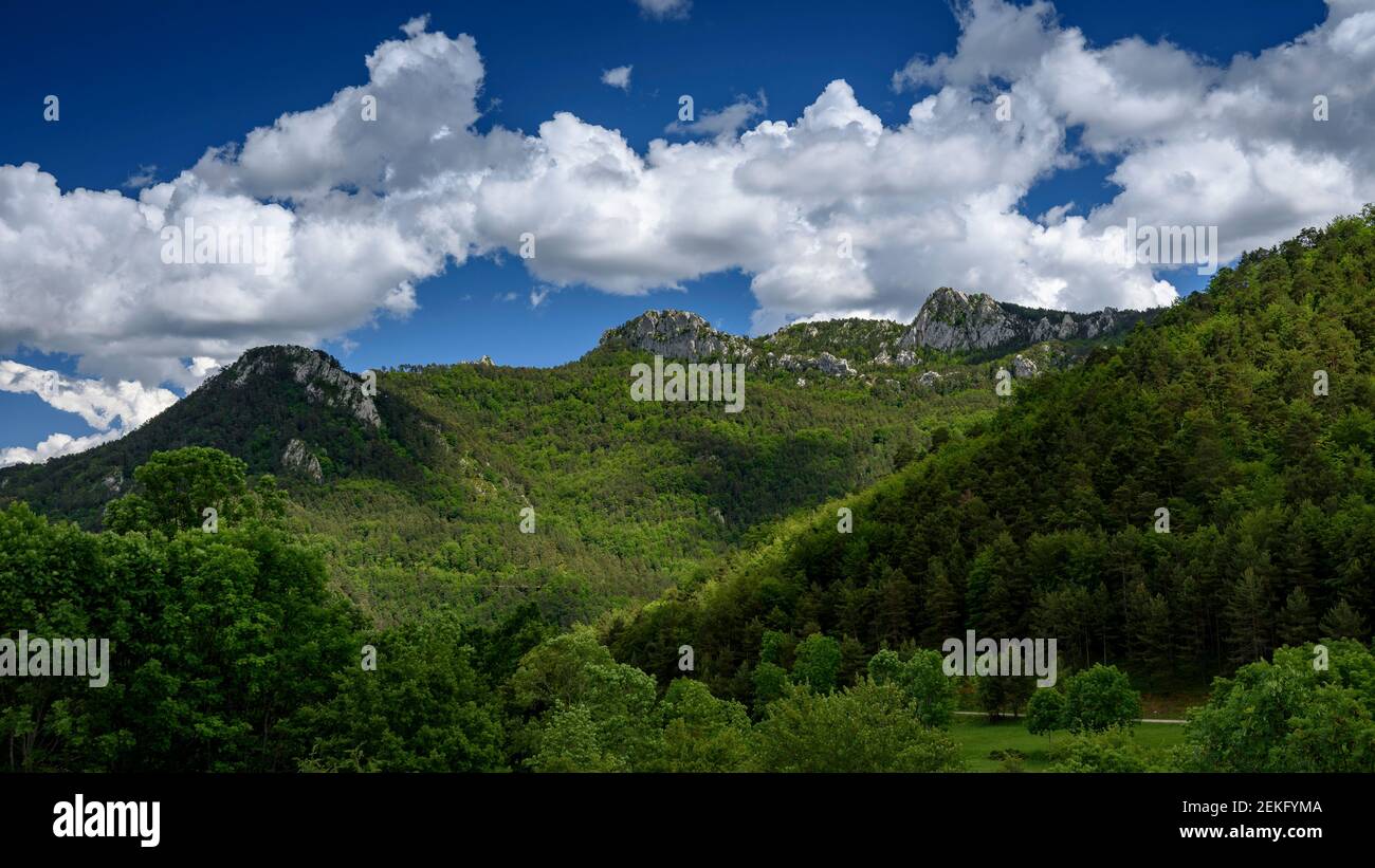 Catllaràs Aussicht von der Falgars-Wallfahrtskirche im Frühling (Berguedà, Katalonien, Spanien, Pyrenäen) Stockfoto