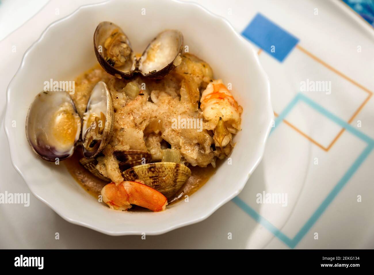 Nahaufnahme der weißen Schüssel mit Muscheln und Garnelen Stockfoto