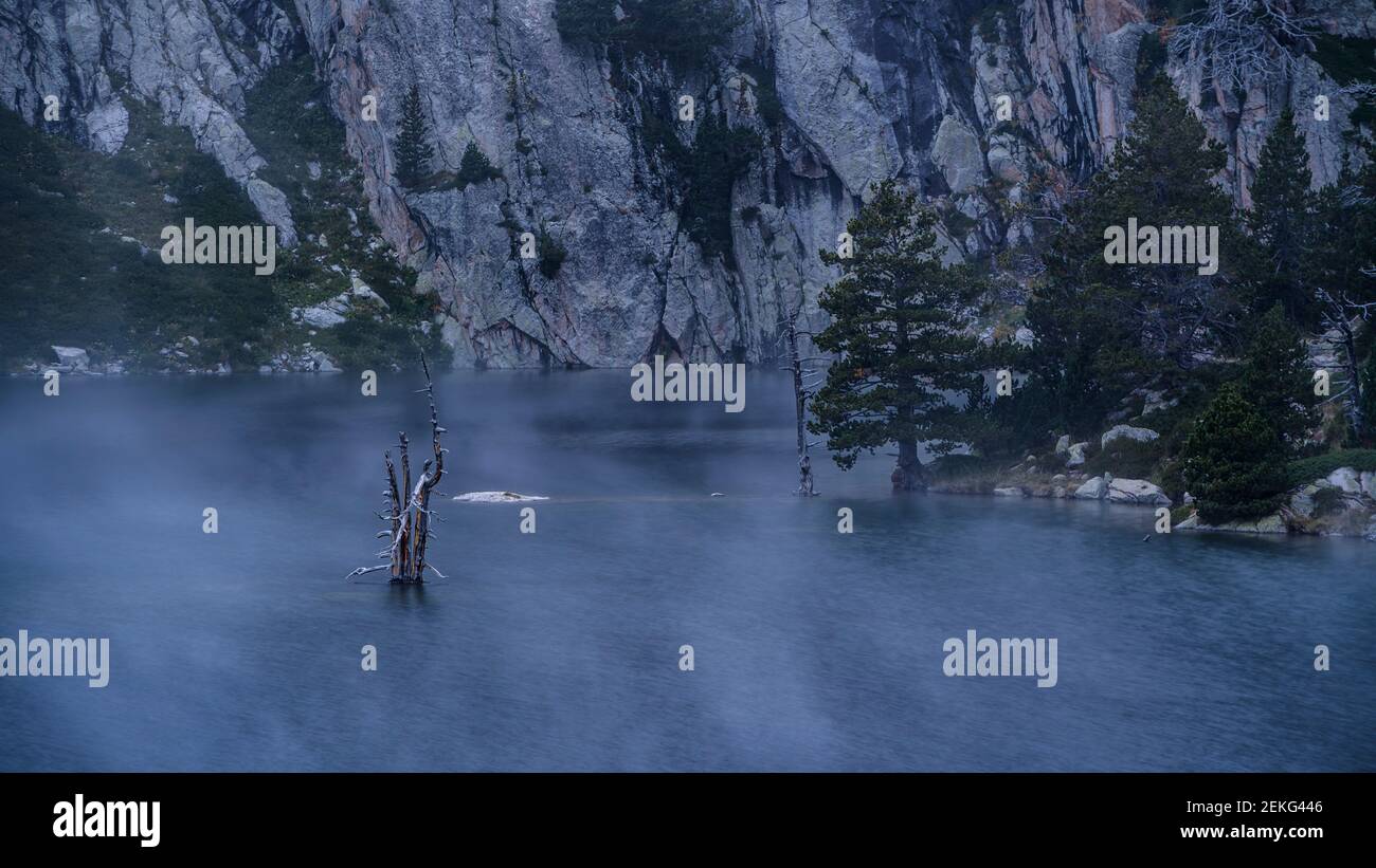 Estany-Tort-See bei Sonnenaufgang (Nationalpark Aigüestortes i Estany de Sant Maurici, Katalonien, Spanien, Pyrenäen) Stockfoto