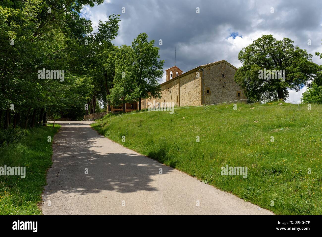 Falgars Sanctuary im Frühling, im Catllaràs-Massiv (Berguedà, Katalonien, Spanien, Pyrenäen) Stockfoto