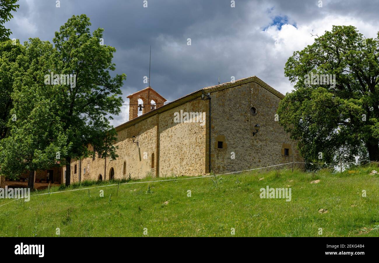 Falgars Sanctuary im Frühling, im Catllaràs-Massiv (Berguedà, Katalonien, Spanien, Pyrenäen) Stockfoto