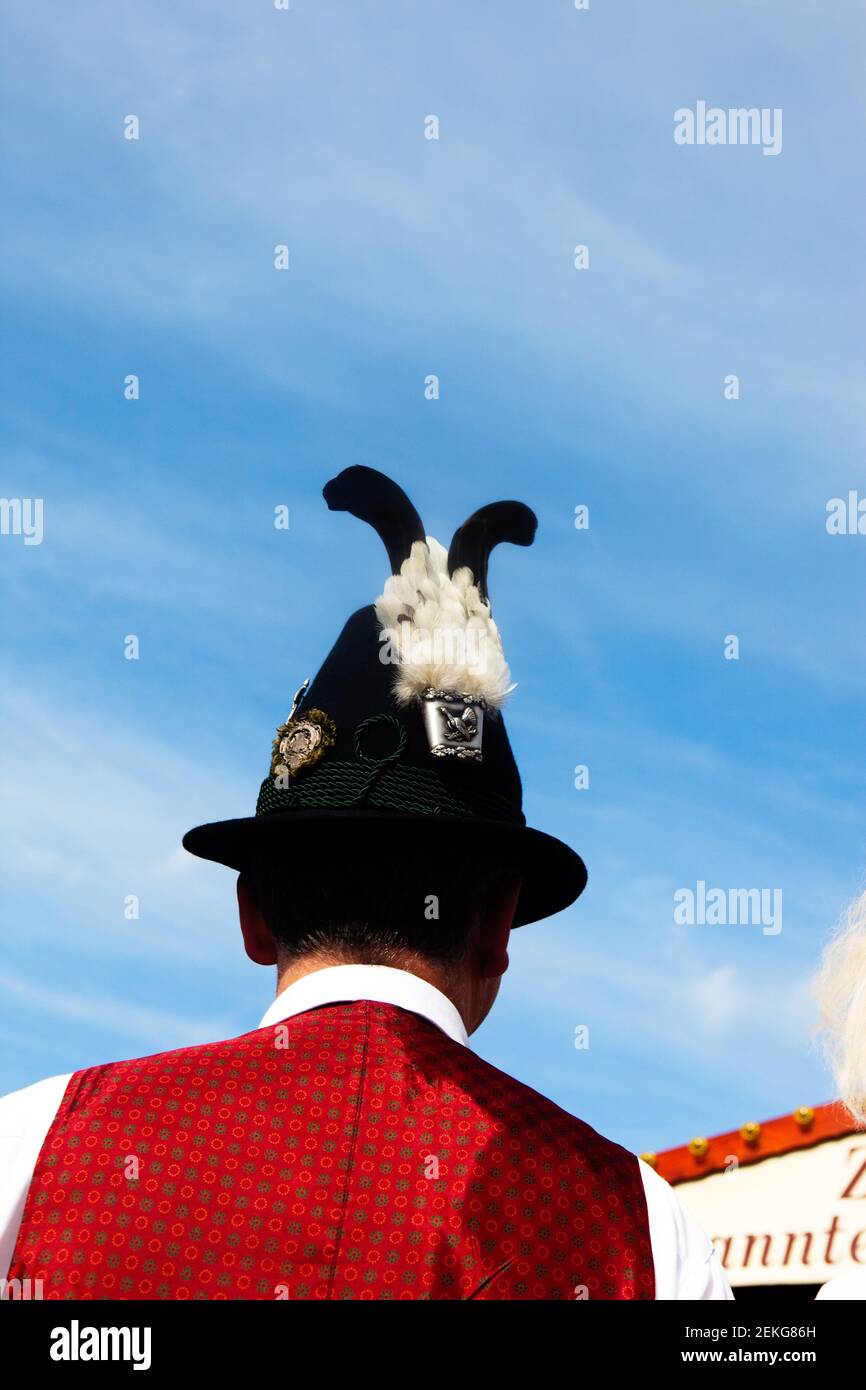 Man wearing traditional bavarian hat -Fotos und -Bildmaterial in hoher ...