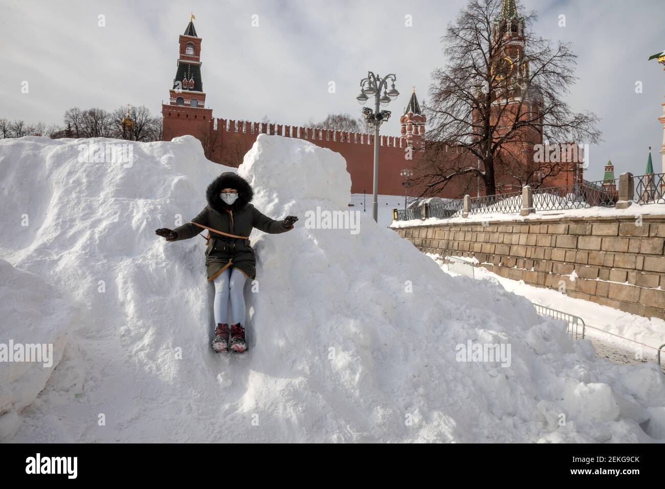 Moskau, Russland. 23rd. Februar 2021 Aufstieg und Fahrt von den Schneerutschen am Vasiljewski Spusk-Platz in der Nähe des Kremls in Moskau, Russland. In den vergangenen Tagen hatte Moskau eine Rekordmenge an Schnee in fast 50 Jahren an einem Tag Stockfoto