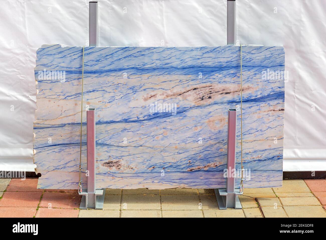 Große Scheibe aus Baumaterial aus blauem Marmorstein Stockfoto