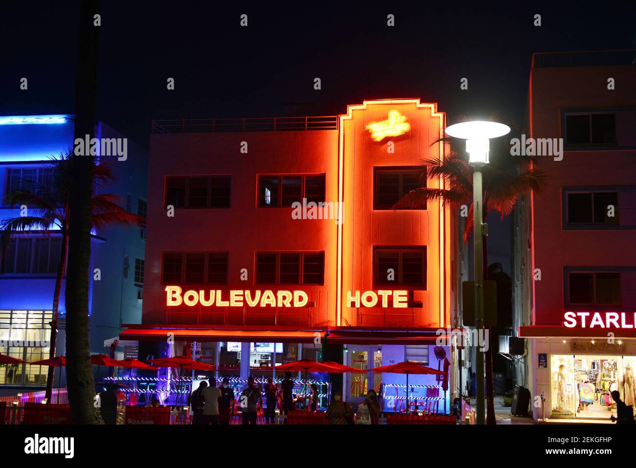 Die Menschen werden gesehen, wie Restaurants auf Ocean Drive als ...