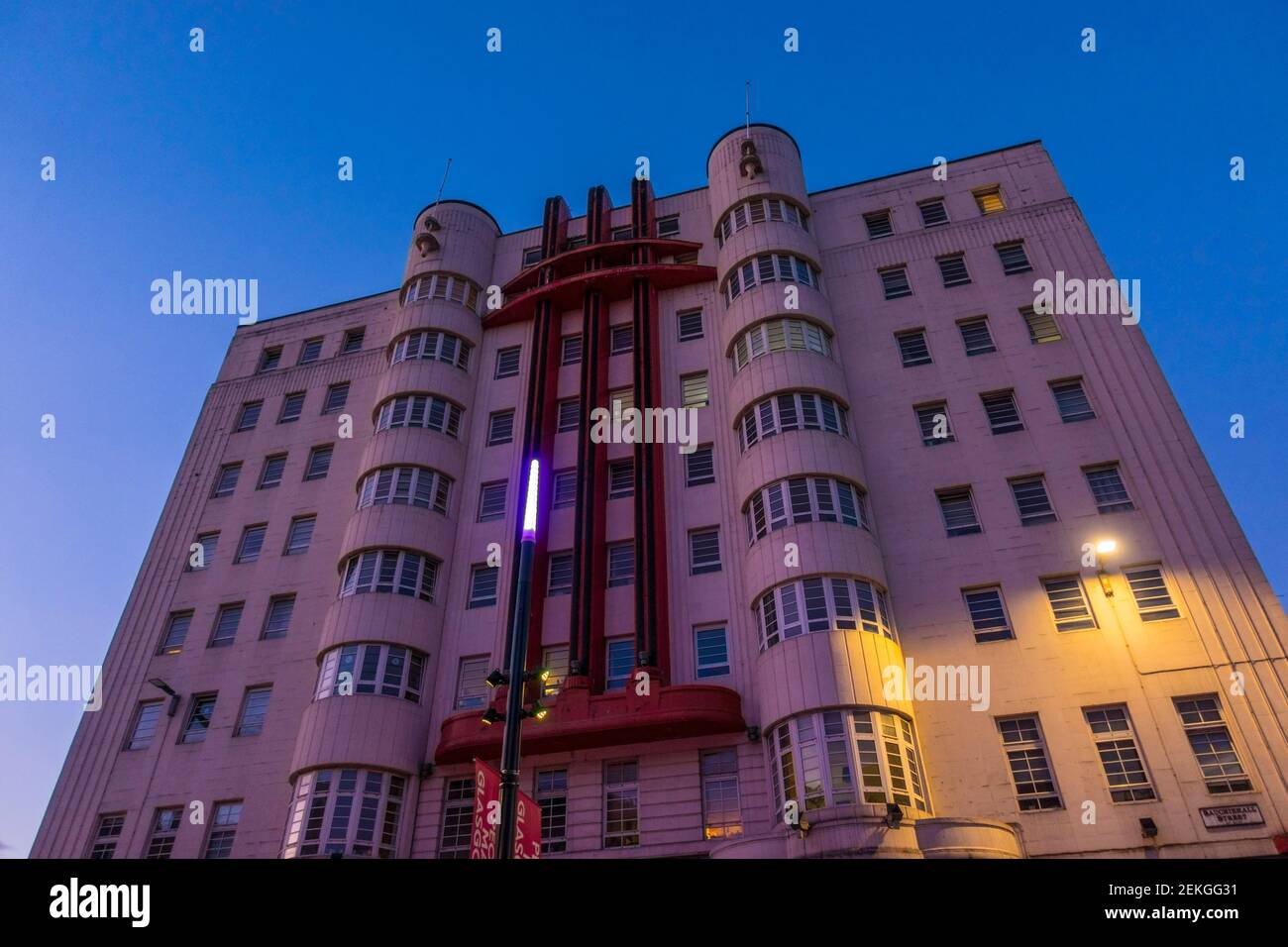 Die Art déco-Fassade des Beresford Building, 460 Sauchiehall St, Glasgow G2 3JU in der Abenddämmerung Stockfoto