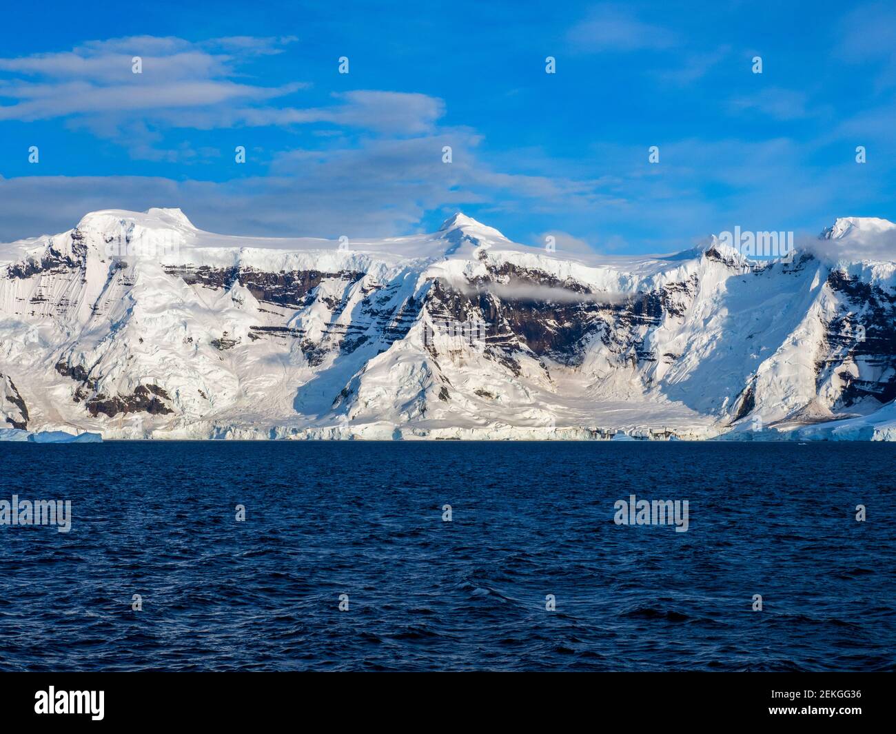 Landschaft mit schneebedeckten Bergen und Meer, Neumayer-Kanal, Antarktis Stockfoto
