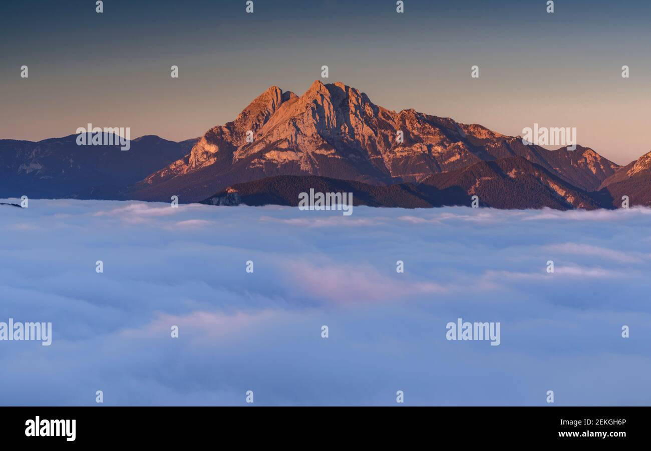 Sonnenaufgang vom Aussichtspunkt Devesa (Coll de Pal) in Richtung Pedraforca (Provinz Barcelona, Katalonien, Pyrenäen, Spanien) Stockfoto