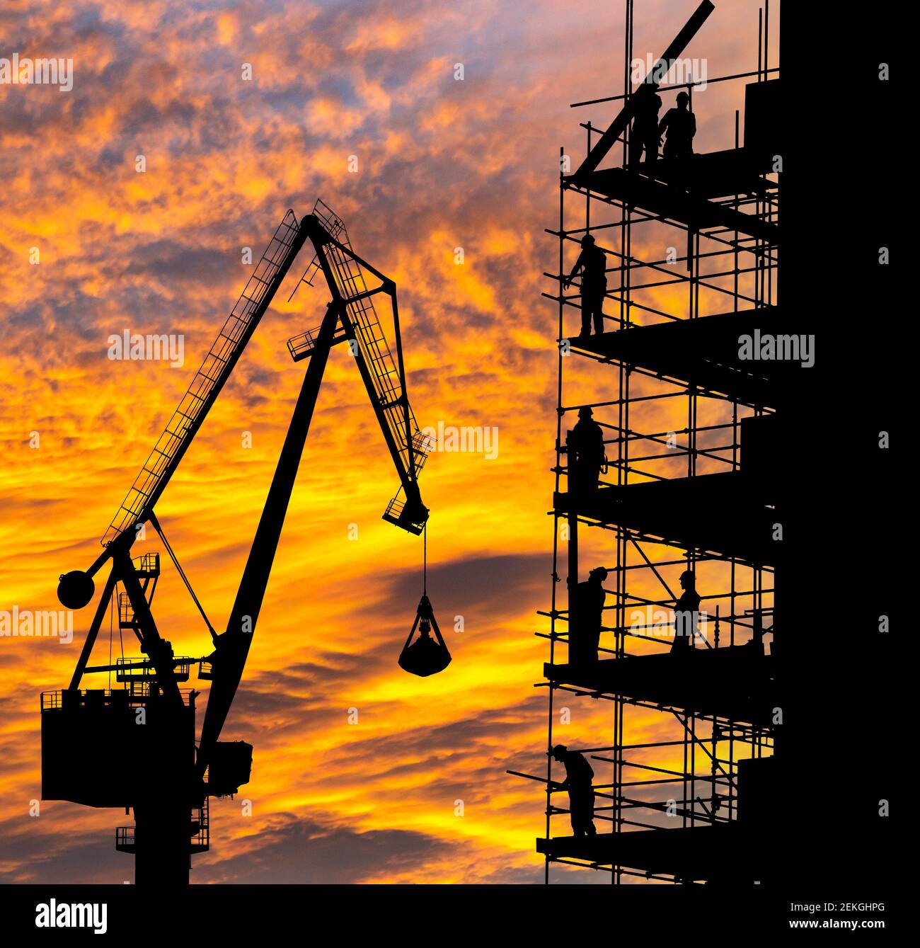 Gerüste, Gerüste, Gerüste, Silhouetten bei Sonnenuntergang. Baustelle, Baustelle, soziale Distanzierung am Arbeitsplatz..., Konzept Stockfoto