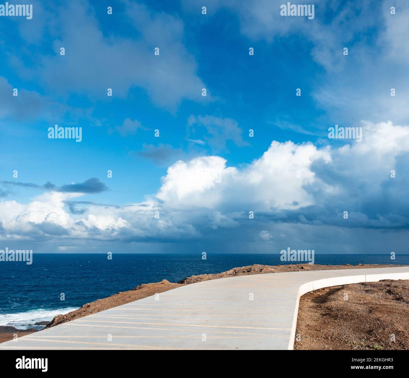 Küstenwanderweg mit Sturmwolken am Horizont Stockfoto