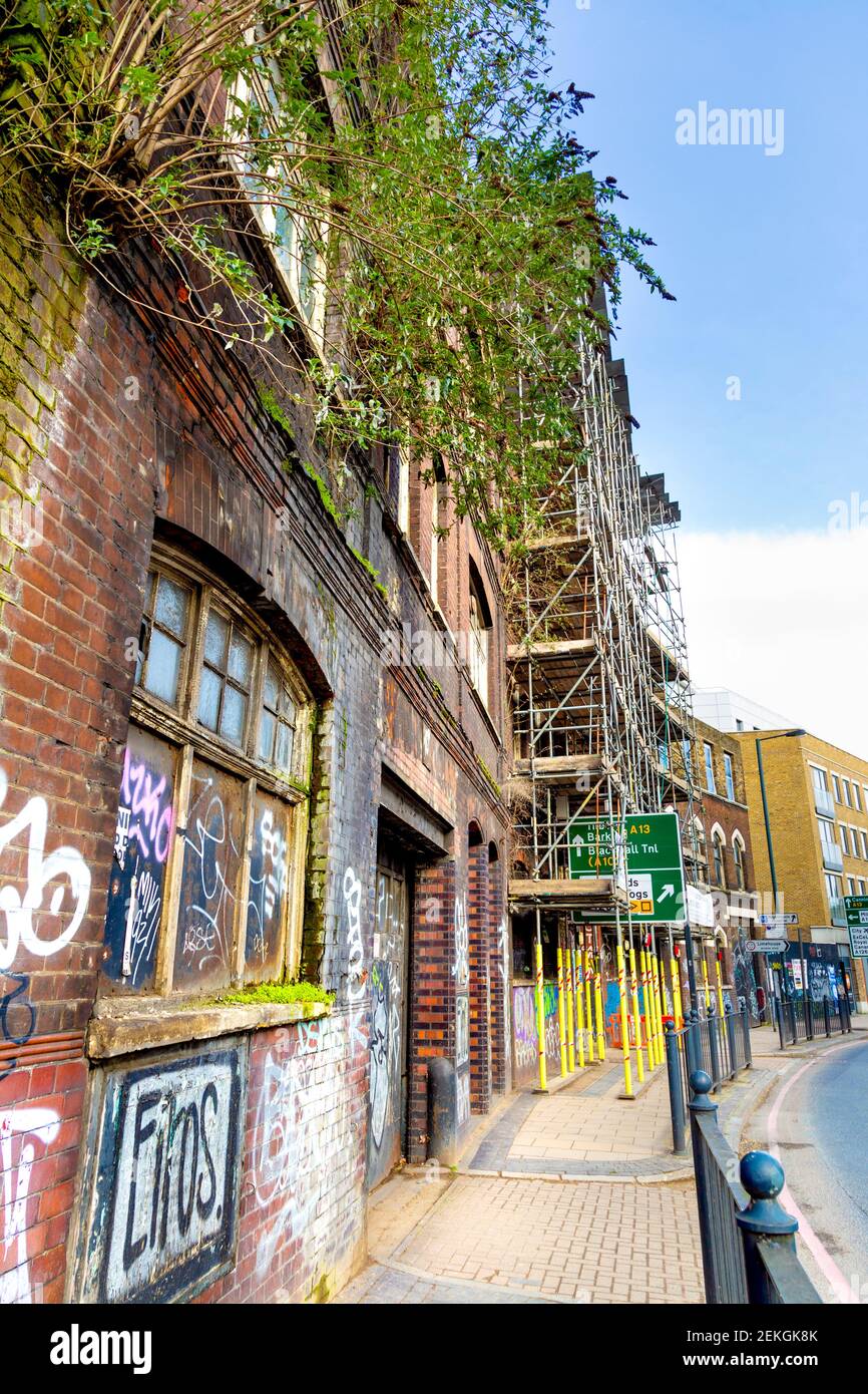 Renovierungen alter, stillgebauter Gebäude entlang der Commercial Road in Limehouse, London Stockfoto
