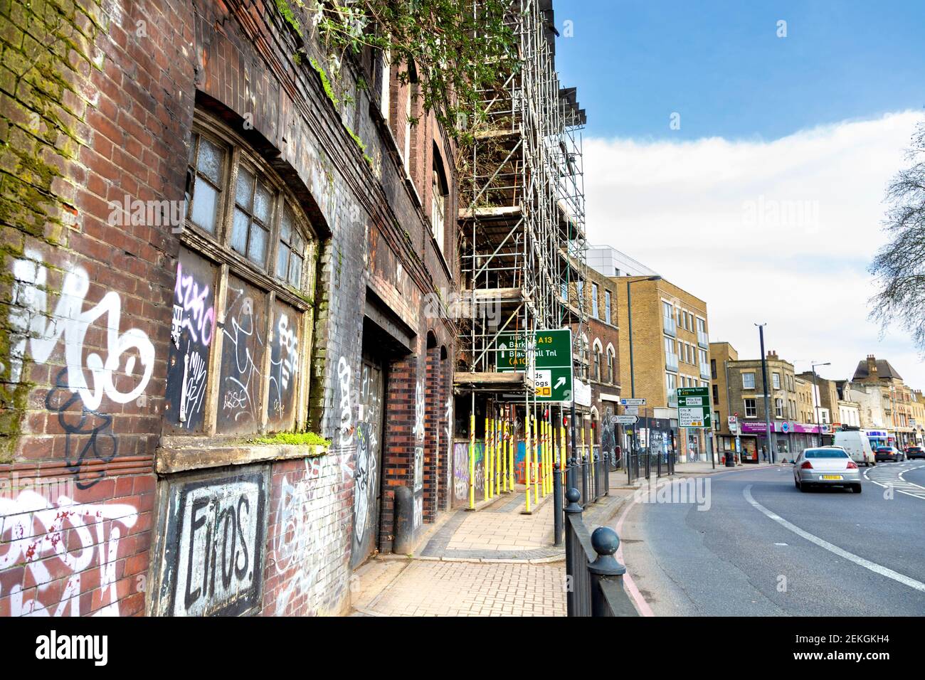 Renovierungen alter, stillgebauter Gebäude entlang der Commercial Road in Limehouse, London Stockfoto