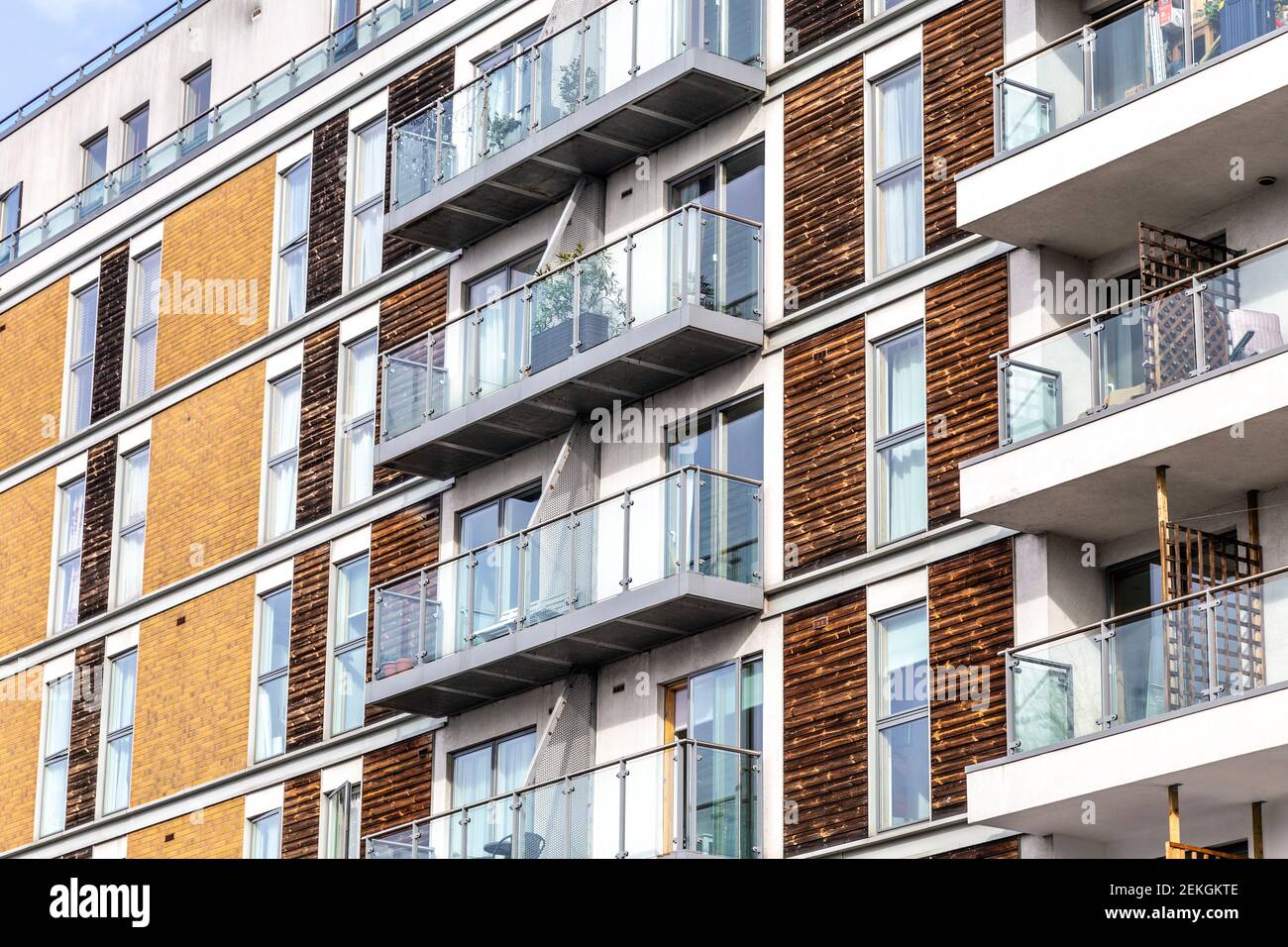 Holzverkleidung auf einem Wohngebäude in London, Großbritannien Stockfoto