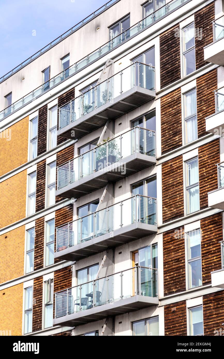 Holzverkleidung auf einem Wohngebäude in London, Großbritannien Stockfoto