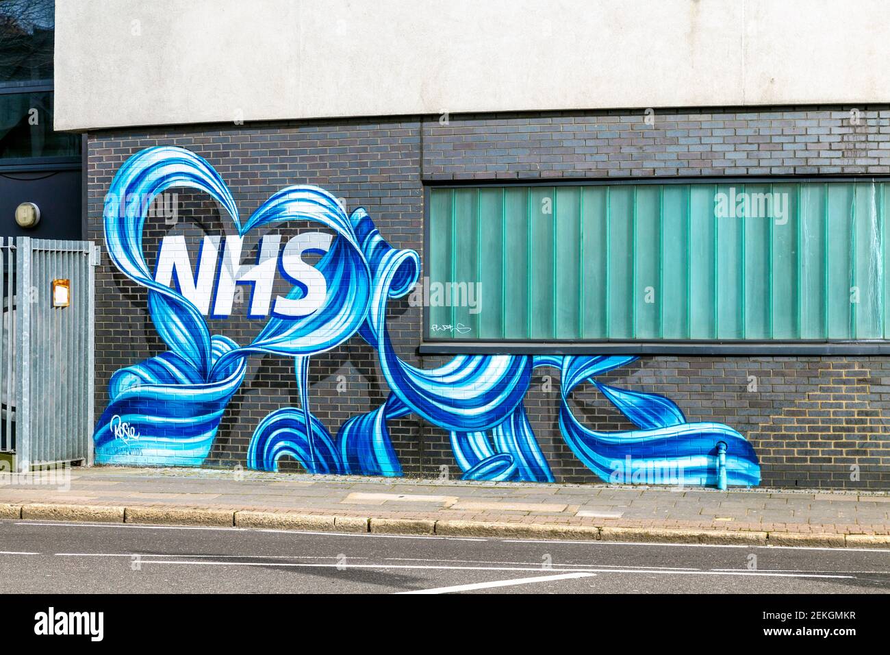 NHS-Logo in einem herzförmigen Band Wandbild in East London, Großbritannien Stockfoto