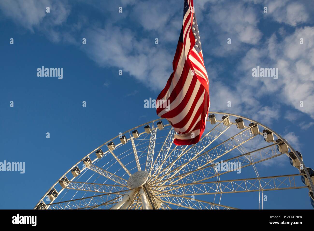 WA19314-00...WASHINGTON - das Seattle Great Wheel und die amerikanische Flagge am Pier 57, Miner's Landing, an der Elliott Bay in Seattle. Stockfoto