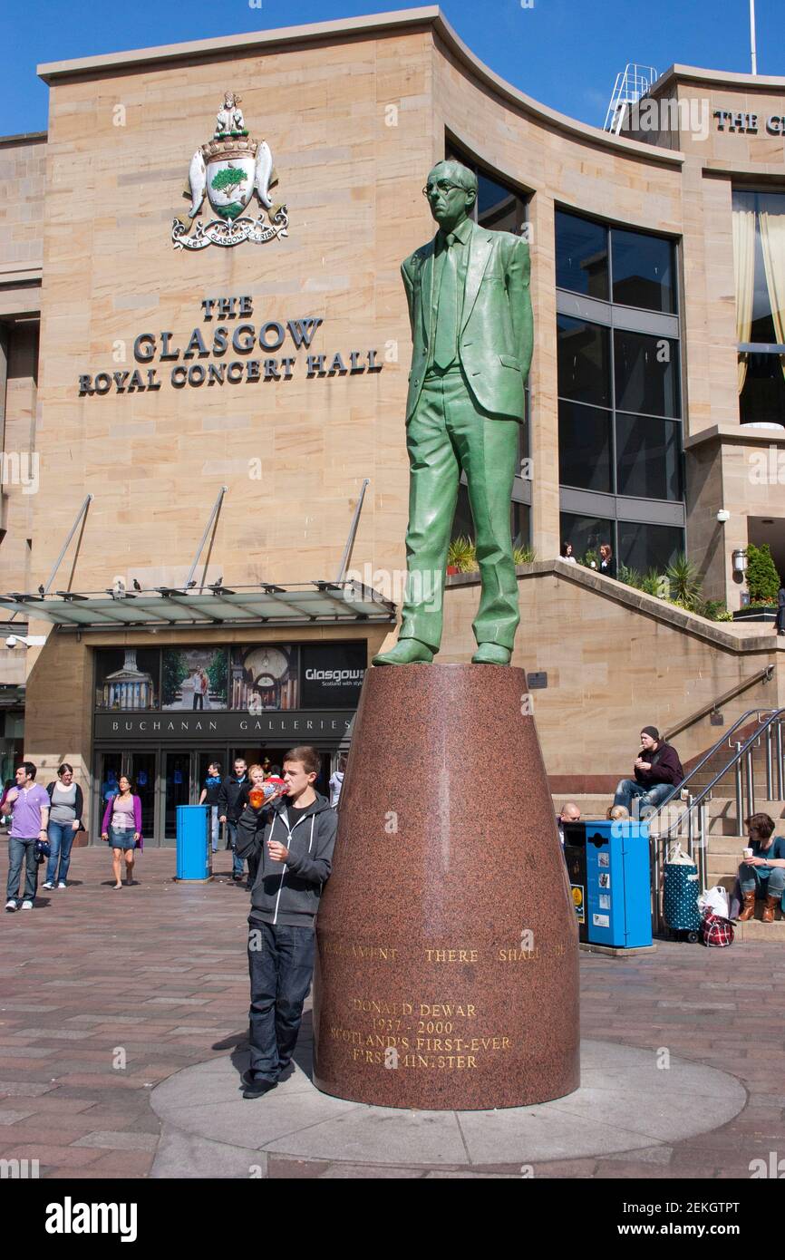 Statue von Donald Dewar, dem ersten Minister des schottischen Parlaments, vor der Royal Concert Hall, Glasgow. Stockfoto