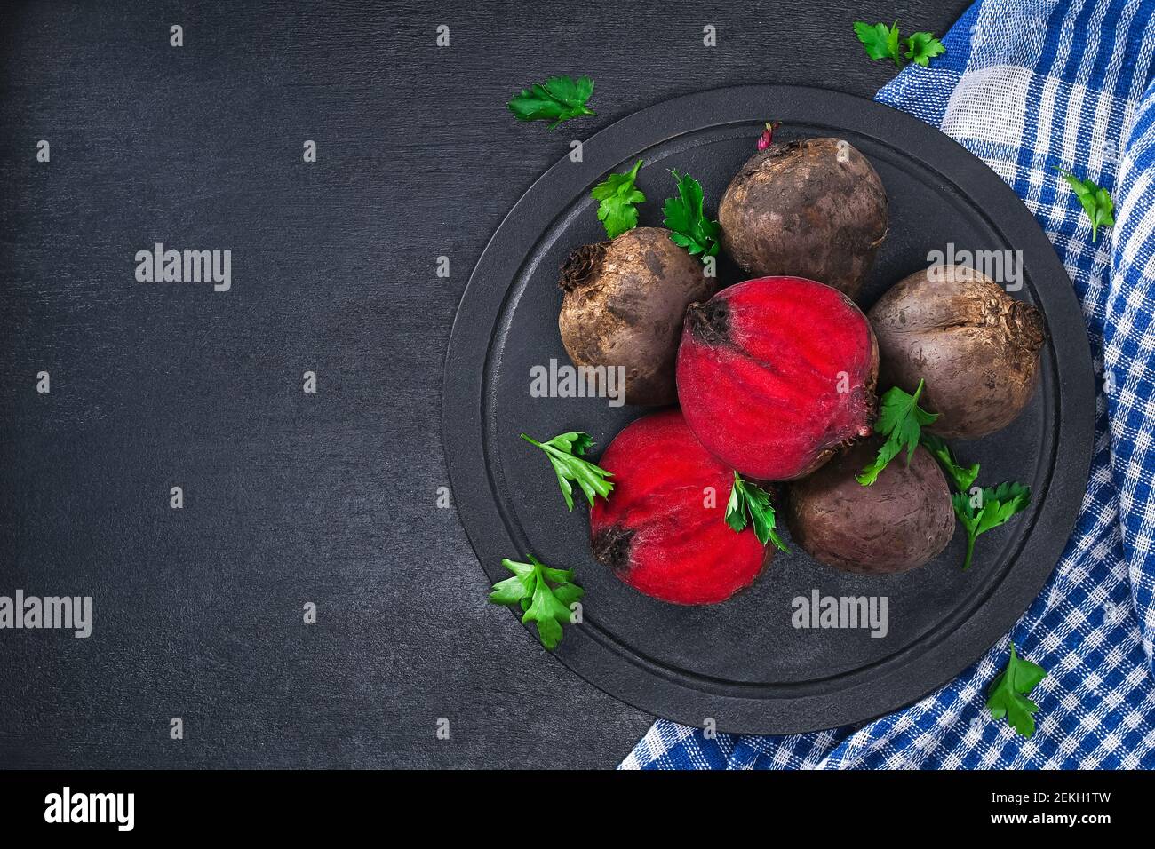 Rüben zum Kochen. Rote Beete Gemüse auf dem Tisch. Draufsicht. Stockfoto