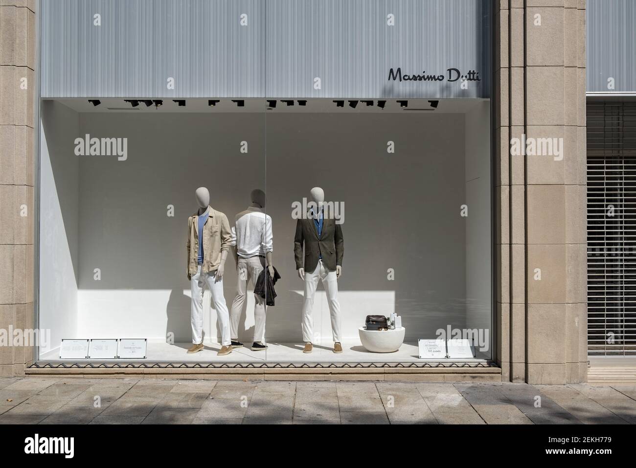 Eine der Geschäfte von Massimo Dutti, eine Marke der Inditex-Gruppe, ist im  kommerziellen Zentrum von Portal del l'Àngel de Barcelona abgebildet.  Nachdem der Textilriese Inditex im Besitz des spanischen Amancio Ortega  erstmals