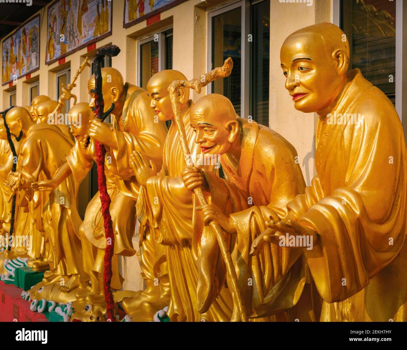 Hongkong, China. Ausstellung von Buddhas im zehntausend Buddhas Kloster in Pai Tau Tsuen, Sha Tin, in den Neuen Territorien. Stockfoto
