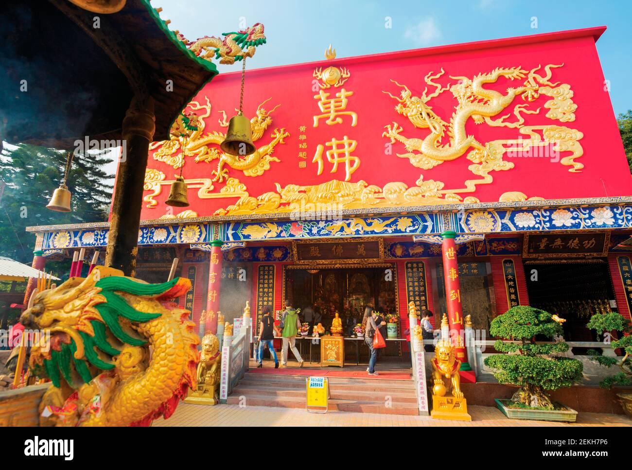 Hongkong, China. Besucher am Eingang des Zehntausend Buddhas Klosters in Pai Tau Tsuen, Sha Tin, in den Neuen Territorien. Stockfoto