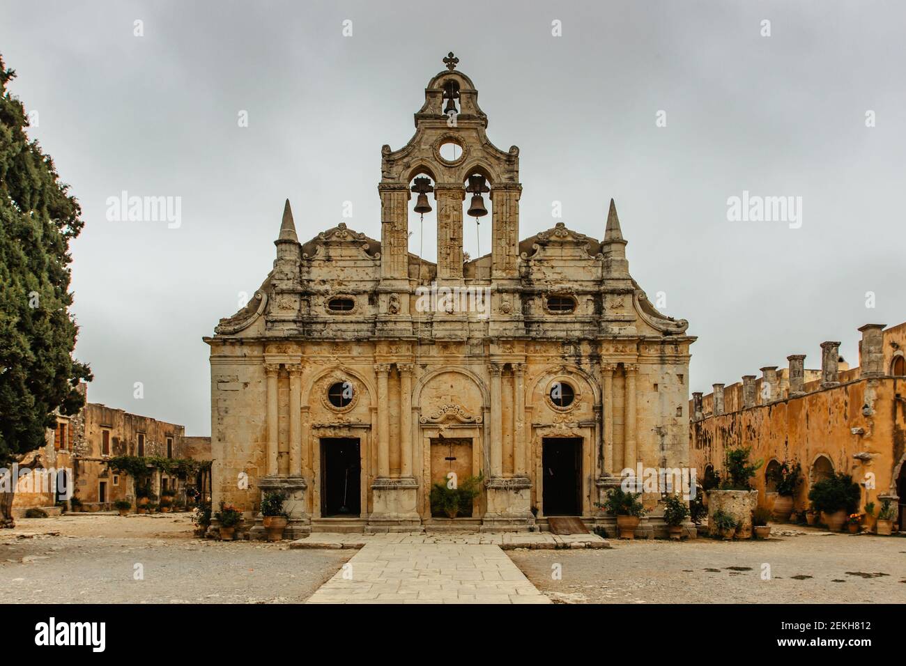 Orthodoxes Arkadi Kloster, Kreta, Griechenland. Venezianische Barockkirche in der Mitte des Hofes bei Moni Arkadiou.Nationales Symbol der kretischen Freiheit Stockfoto