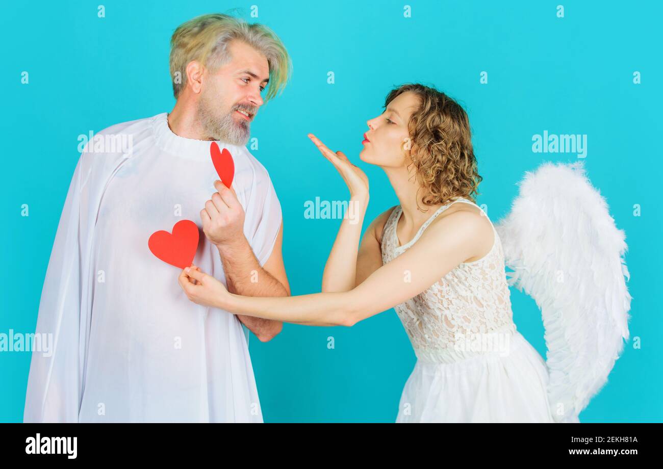 Valentinstag. Engel mit roten Herzen. Paar in zärtlicher Leidenschaft. Valentinstag. Beziehungen. Stockfoto