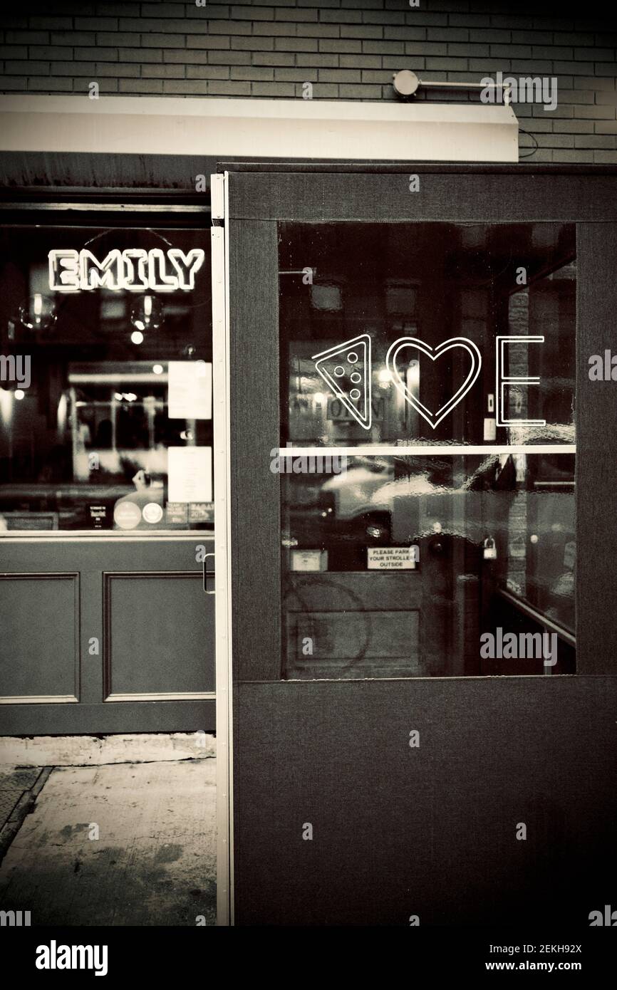 Emily liebt Pizza Restaurant in Brooklyn, New York, USA. Pizza and Burgers, beliebtes Restaurant in Brooklyn. Stockfoto