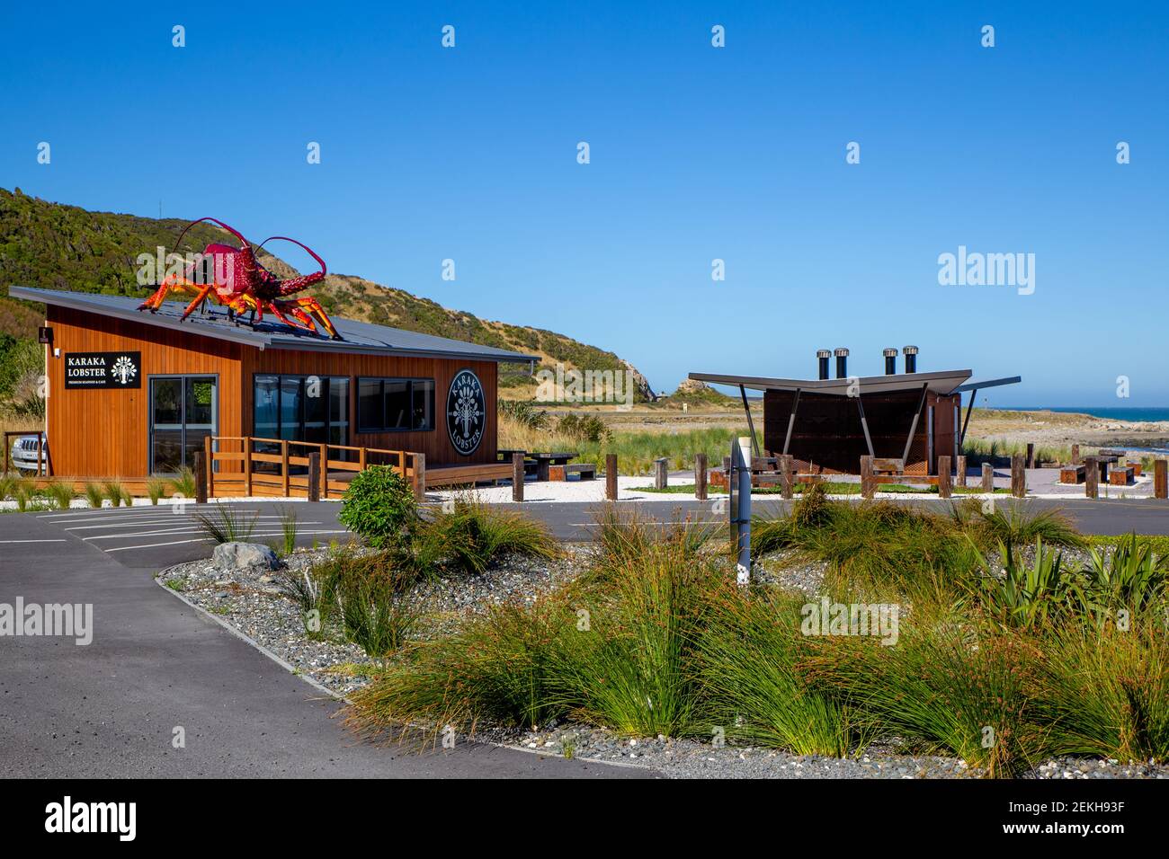 Kaikoura, Neuseeland, 02 19 2021: Karaka Lobster, Premium Seafood and Cafe, an der Hauptautobahn in der Okiwi Bay. Ein Küstenrestaurant mit Meerblick Stockfoto