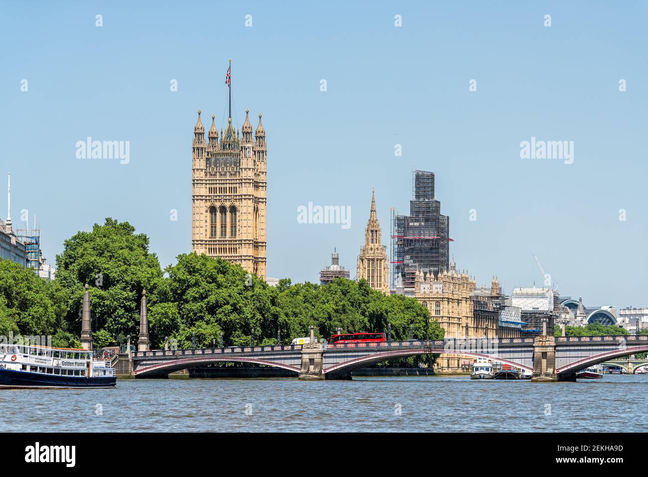 London, Großbritannien - 25. Juni 2018: Innenstadt mit Skyline Themse und Westminster und Big Ben im Sommer Stockfoto