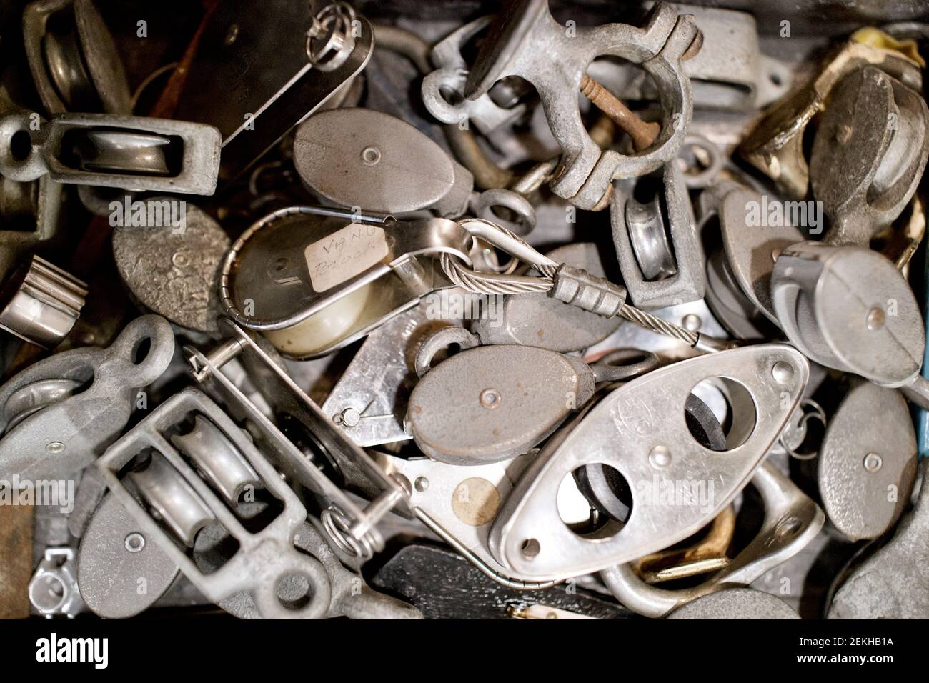 Sammlung von verschiedenen alten Pullies. Mechanisch, pully, Block. Zum Verkauf auf dem Brooklyn Flea Market in Box gedumpt. Alt, gebraucht, aber einige arbeiten noch. Stockfoto