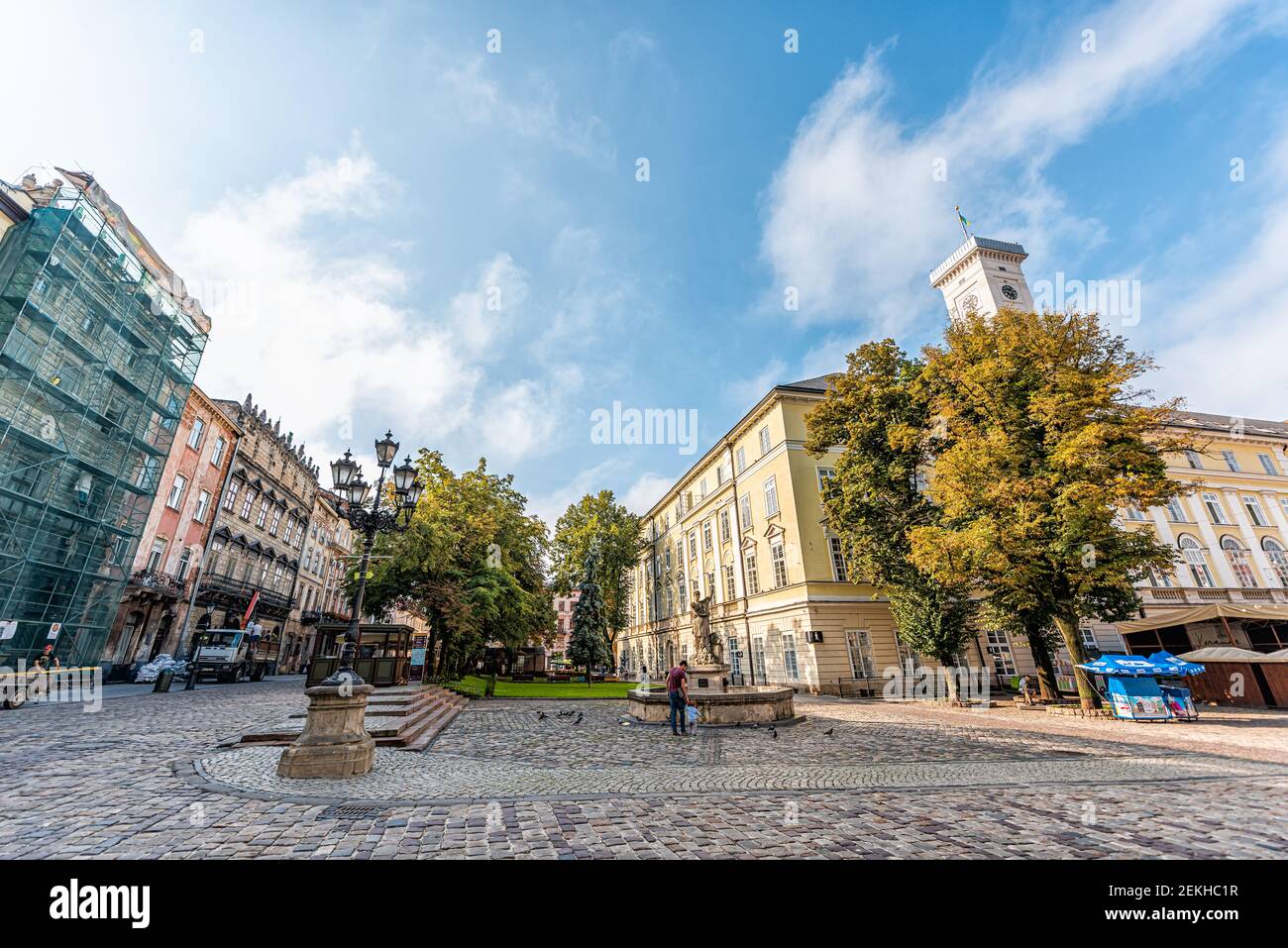 Lviv, Ukraine - 1. August 2018: Historische ukrainische Stadt in der Altstadt Marktplatz mit Bau, Brunnen, Café-Restaurant Weitwinkel-Ansicht und Cit Stockfoto