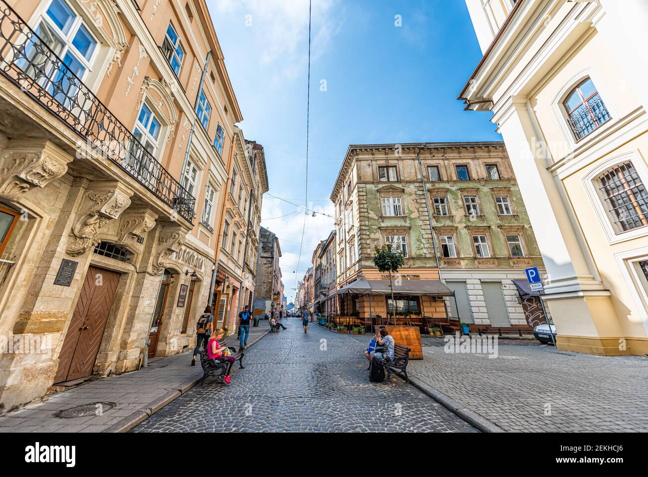Lviv, Ukraine - 1. August 2018: Straßenbild der historischen ukrainischen Lvov Altstadt im sonnigen Sommer mit Krakivska Straße und Menschen am Morgen Stockfoto