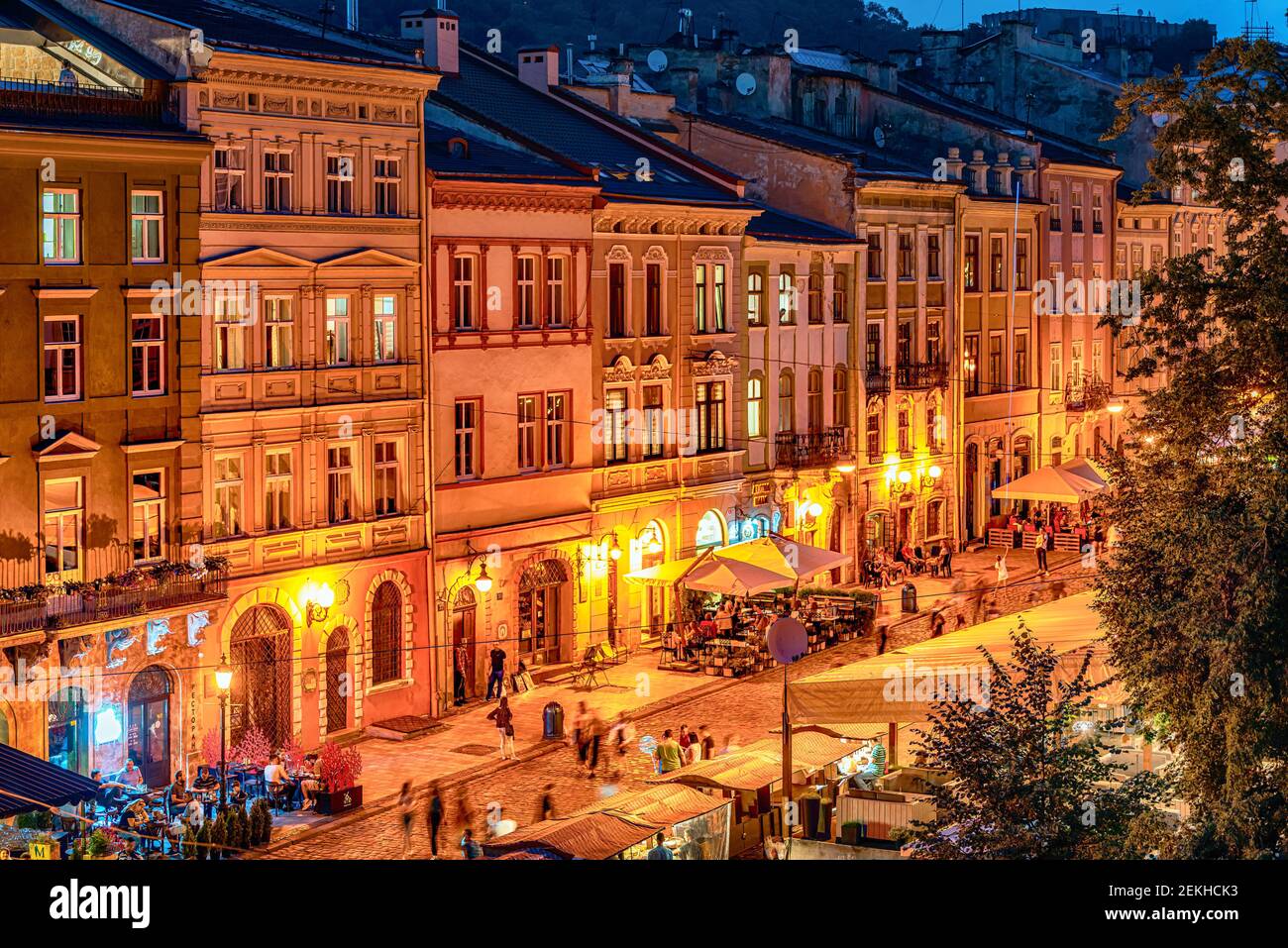 Lviv, Ukraine - 30. Juli 2018: Luftaufnahme hohen Winkel über Ansicht von Restaurants in der ukrainischen Stadt in der Altstadt Marktplatz mit beleuchteten Nachtmenschen Stockfoto
