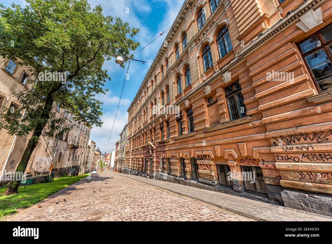 Lviv, Ukraine - 1. August 2018: Historische ukrainische Stadt in der Altstadt in der Nähe des Marktplatzes mit Weitwinkel Blick auf Gasse am Morgen Stockfoto