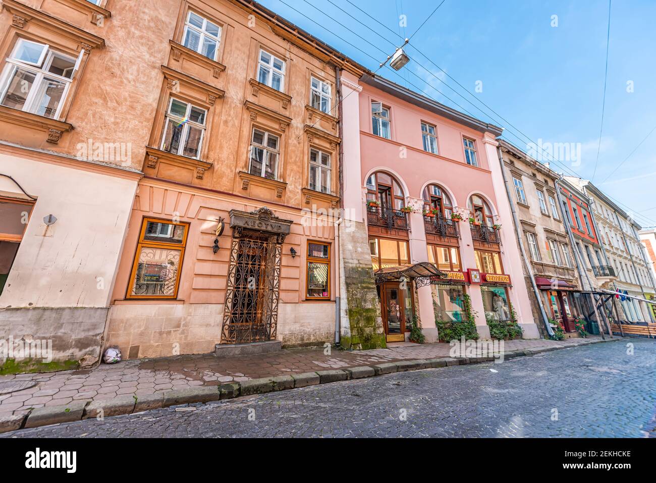 Lviv, Ukraine - 1. August 2018: Ukrainisch Lvov Stadt in der Altstadt mit engen vintage retro Gasse Virmenska Straße und speichert Eingangsschild Stockfoto