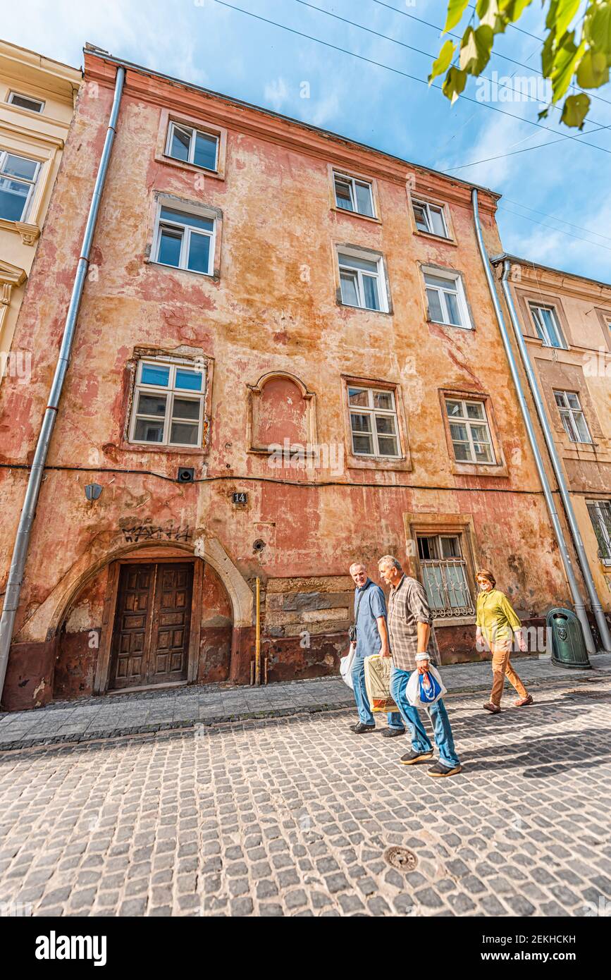 Lviv, Ukraine - 1. August 2018: Straße alten heruntergekommenen historischen alten Appartementhaus mit Menschen zu Fuß auf gepflasterten Straße vertikalen Blick Stockfoto