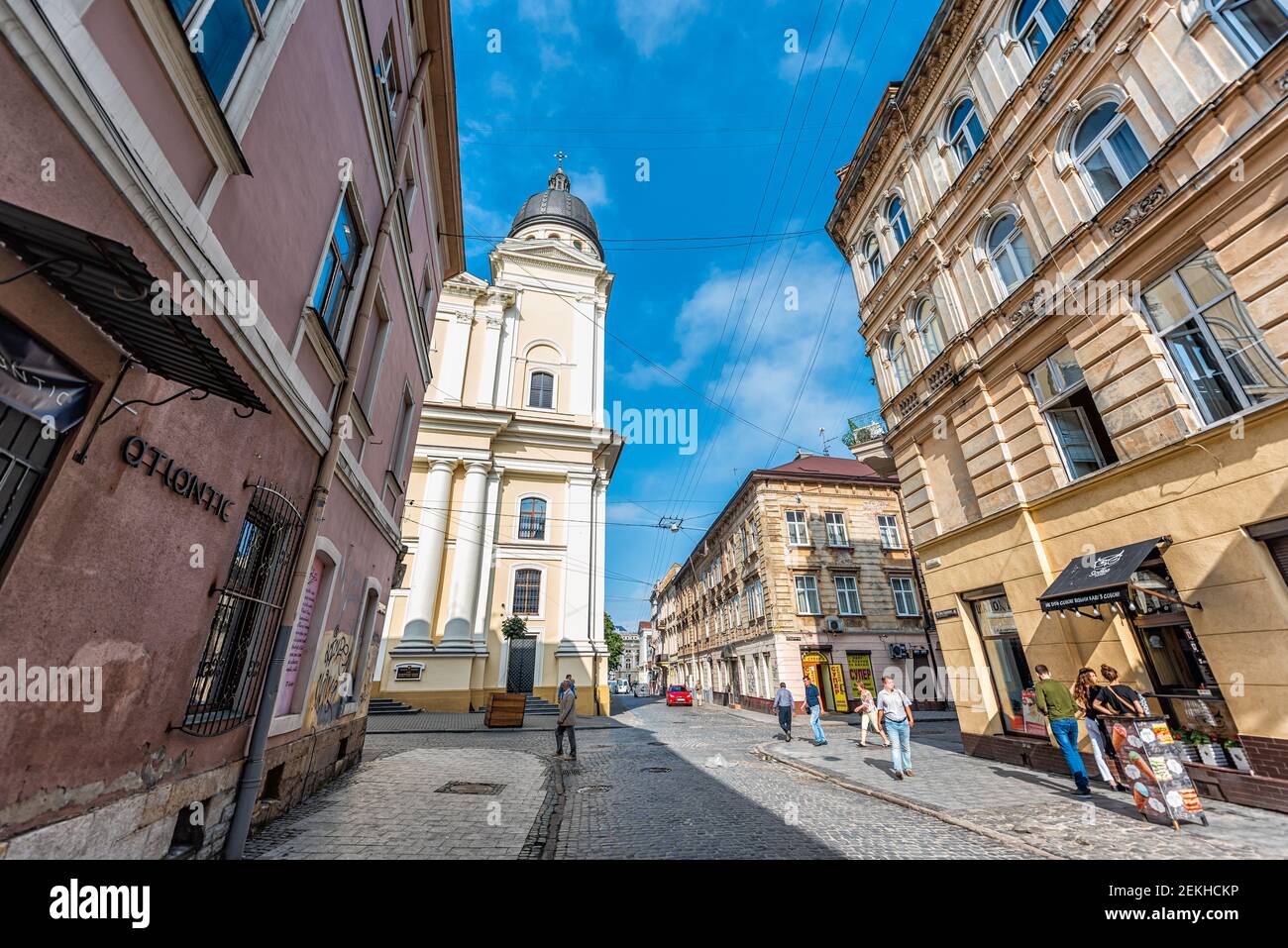 Lviv, Ukraine - 1. August 2018: Straßenbild der historischen ukrainischen polnischen Stadt Lvov im sonnigen Sommer mit Altstadt Kirche der Verklärung Stockfoto