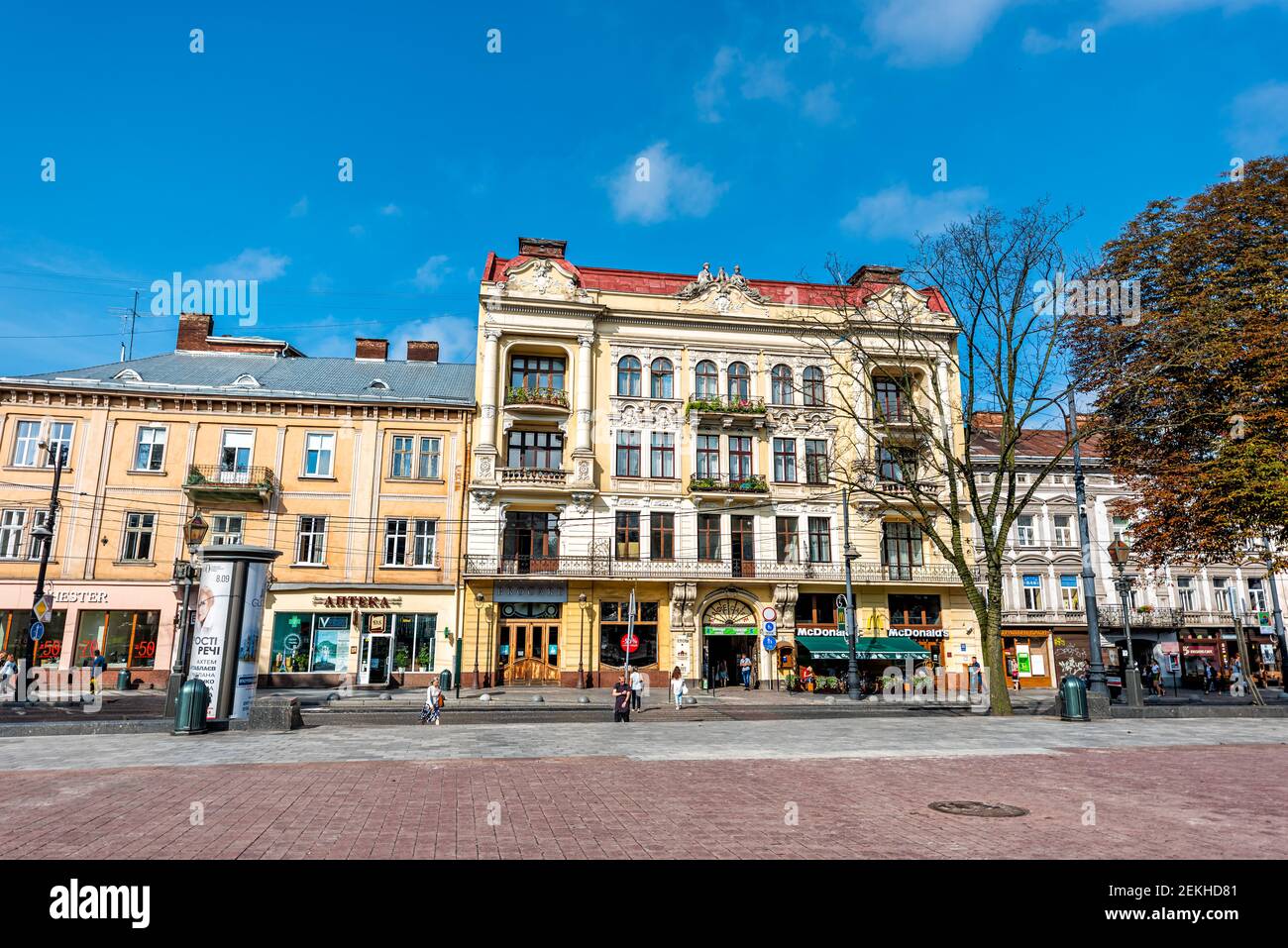 Lviv, Ukraine - 1. August 2018: Historische ukrainische Lvov Stadt in der Altstadt Svobody Avenue mit Geschäften und McDonalds Stockfoto