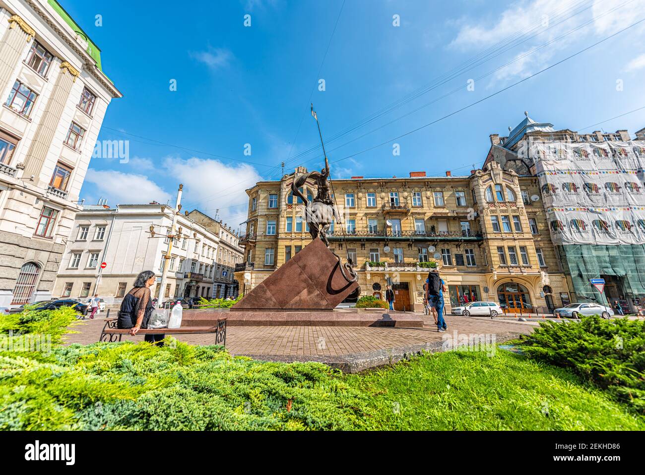Lemberg, Ukraine - 1. August 2018: Historische ukrainische Lemberger Altstadt mit Denkmal für Kämpfer für das ukrainische Staatssystem im Sommer Stockfoto