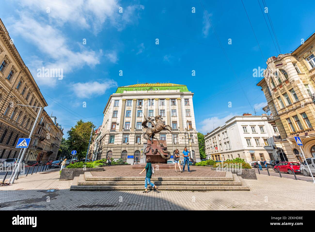 Lviv, Ukraine - 1. August 2018: Historische ukrainische Lwow Lwov Stadt Altstadt mit Denkmal für Kämpfer für das ukrainische Staatssystem im Sommer Stockfoto