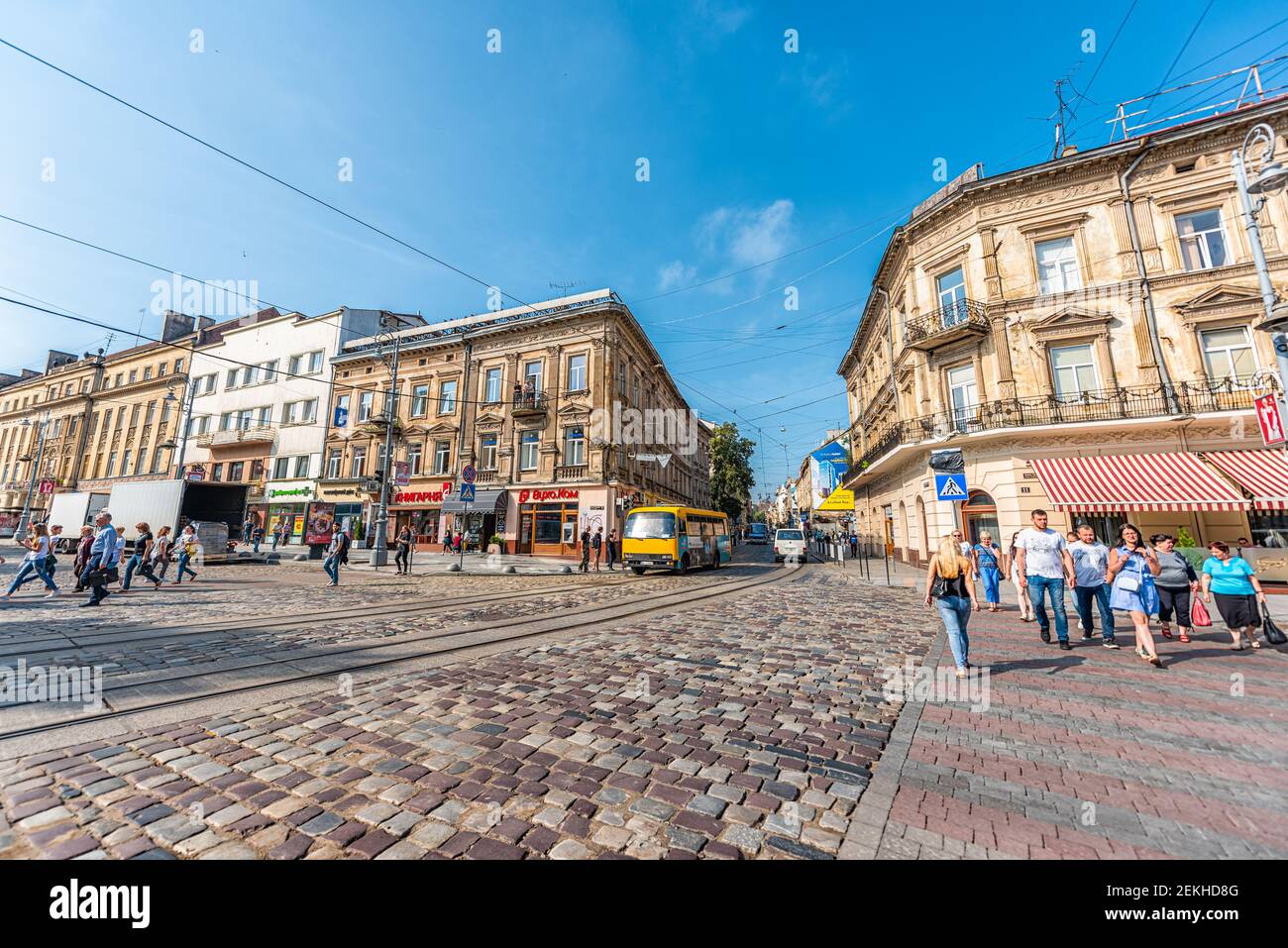 Lviv, Ukraine - 1. August 2018: Historische ukrainische Lvov City Crossing in der Altstadt Svobody Avenue mit Geschäften Geschäfte Weitwinkel Blick auf den Sommertag Stockfoto