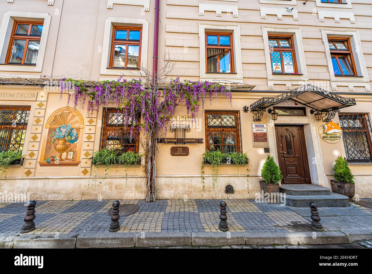 Lviv, Ukraine - 1. August 2018: Tourismus-Büro Gebäude Schild Eingang auf Brativ Rohatyntsiv Straße in der historischen ukrainischen Stadt in der Altstadt Gebäude ar Stockfoto